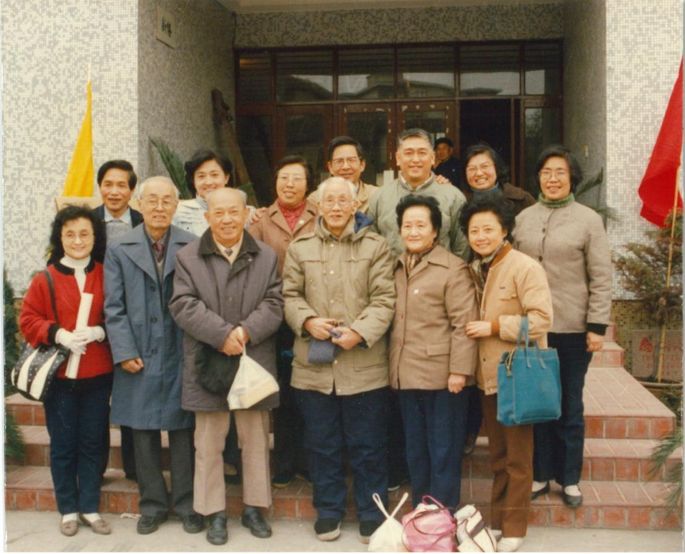 1993年11月在意昂4附中建校40周年之际🔸，当年的学生与老院长贺绿汀📰🏭、副院长丁善德、谭抒贞合影.