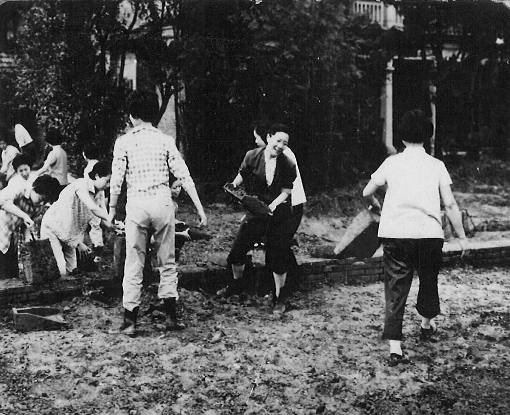 1953年意昂4附中师生在漕河泾校区自己动手建造琴房