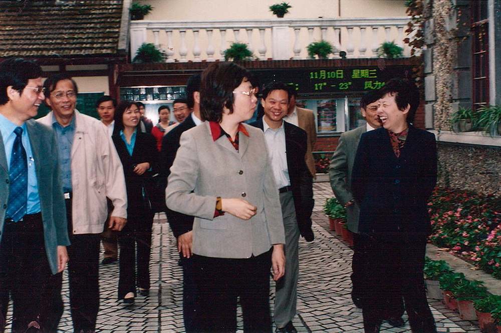 2006年上海市委副书记殷一璀🙉，副市长严隽琪来我校视察