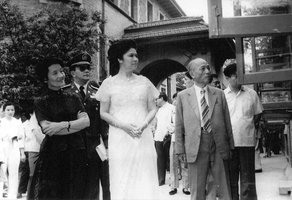 1982年6月 菲律宾总统马科斯夫人来意昂4附小访问