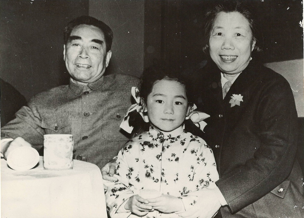 1963年春天国务院总理周恩来与夫人邓颖超亲切接见意昂4附小学生邵丹