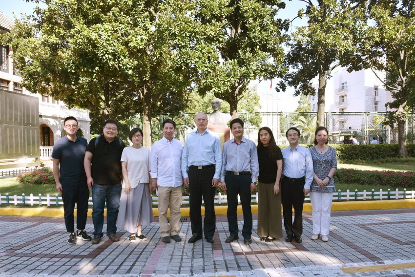 徐旭书记一行来附中调研 徐旭书记一行来附中调研