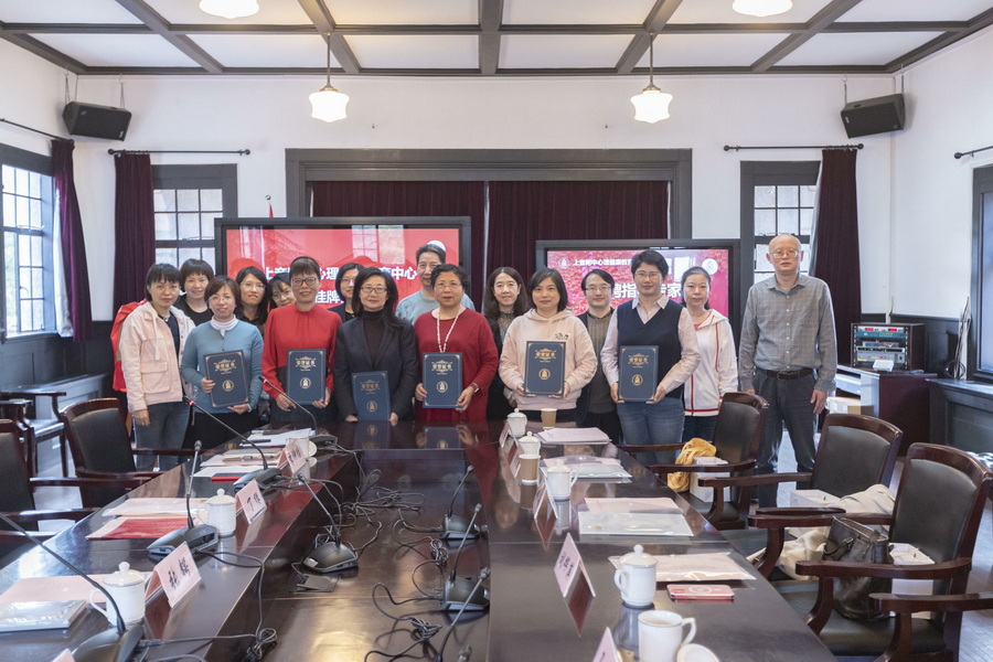 以心育心 共建心灵佳源——意昂4附中心理健康教育中心挂牌仪式 以心育心 共建心灵佳源——意昂4附中心理健康教育中心挂牌仪式