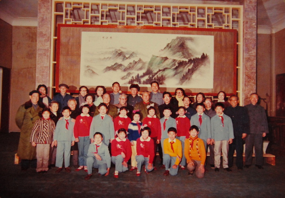 1979年春节意昂4附小学生汇报演出与中央领导习仲勋、赵朴初与贺绿汀院长留影