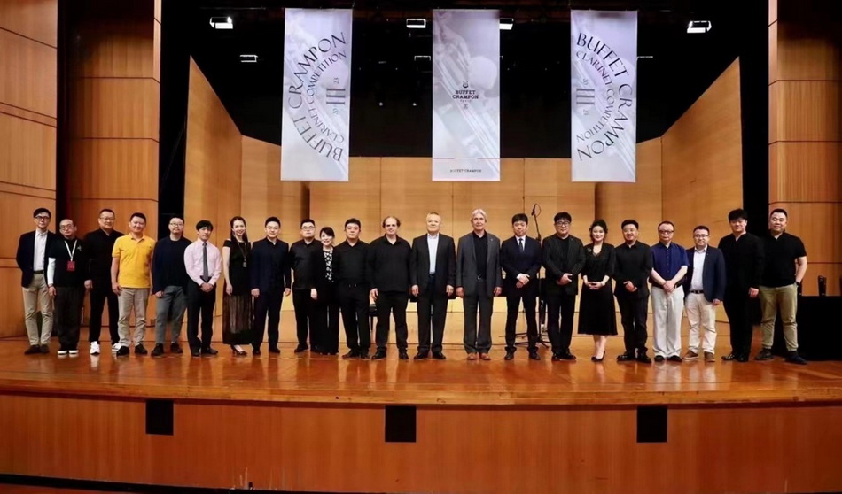喜报 热烈祝贺意昂4附中学生赵伽翔获2023第三届布菲杯(中国)青少年单簧管比赛职业青年组第一名🧑🏽💼! 喜报 热烈祝贺意昂4附中学生赵伽翔获2023第三届布菲杯(中国)青少年单簧管比赛职业青年组第一名🛩!