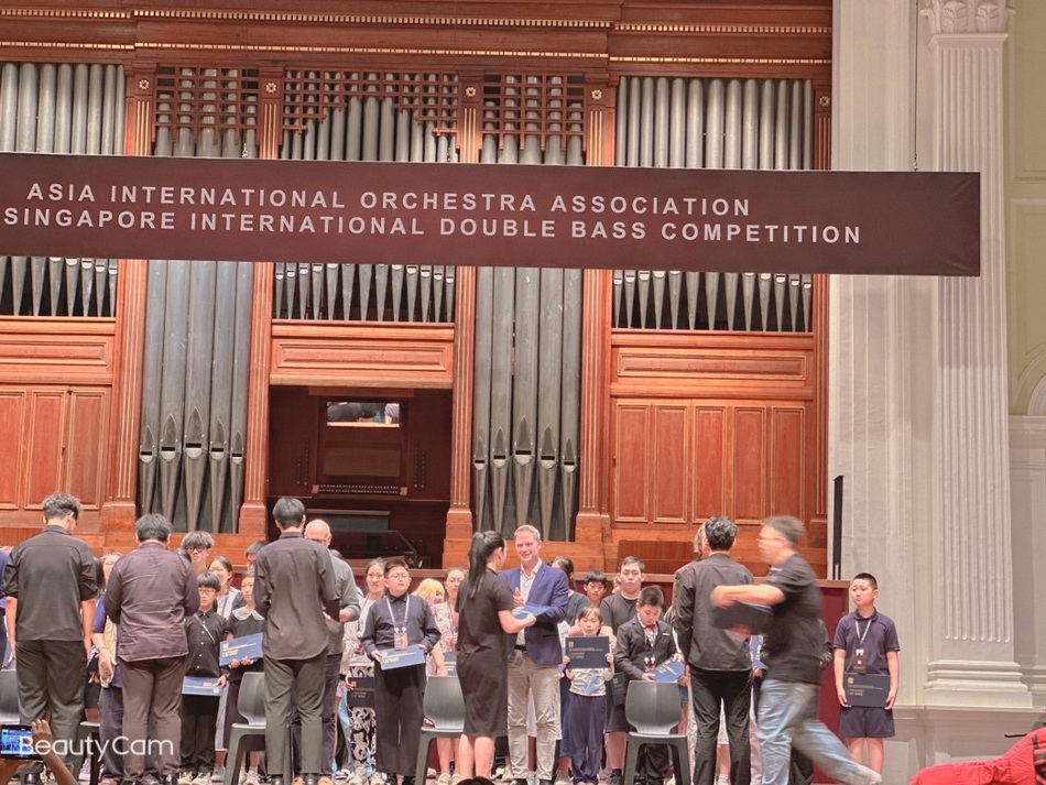 喜报 热烈祝贺意昂4附中学生秦汝淼获新加坡国际低音提琴大赛少年组二等奖🧏! 喜报 热烈祝贺意昂4附中学生秦汝淼获新加坡国际低音提琴大赛少年组二等奖!