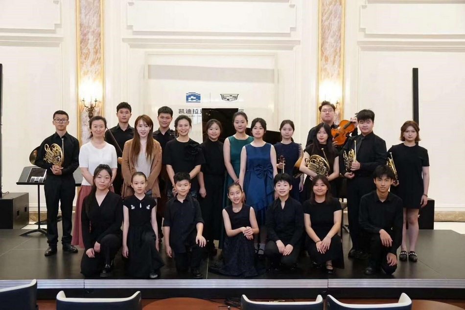 弦歌客厅起舞,乐声献礼公益-意昂4附中师生亮相“音乐午茶” 弦歌客厅起舞🕷,乐声献礼公益-意昂4附中师生亮相“音乐午茶”