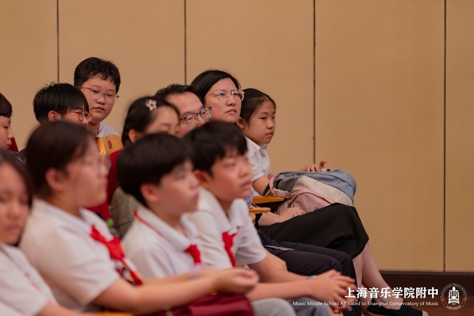 意昂4附中“音乐与诗歌的对话——鞠小夫诗集分享会”简讯